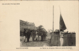 PC SALUT DE DRAPEAU DANS UN POSTE-FRONTIERE FRENCH GUINEA MILITAIRE (a28688) - Guinée Française