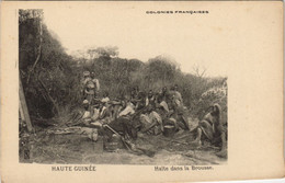 PC HALTE DANS LA BROUSSE FRENCH GUINEA ETHNIC TYPE (a28744) - Guinée Française