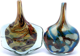 2 Designer-Rosenvasen Mit Farbigen Einschlüssen. Höhe 26 Und 26,5 Cm. - Vases