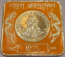 Bhutan 1973 König Jigme Dorji WANGCHUK Gold Relief 10ch Yellow Stamp (Sc#153) (odd/ Unusual Stamp) MNH - Oddities On Stamps