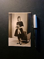 Junge Dame Mit Blumenstrauß Und Sessel, Sw-Fotografie 9,4 X 14 Cm - Persons