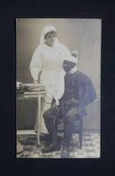 CROIX ROUGE - Carte Photo D'une Infirmière De La Croix Rouge Soignant Un Soldat Africain - L 133447 - Croix-Rouge