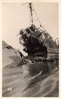 Lot De 2 Petites Photographies D'un Bateau épave - Bateau Detruit Echoué - 7x11cm - Photo Losfeld Malo Les Bains - Krieg, Militär