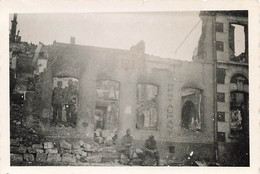 Petite Photographie De Soldats Allemand Dans Les Ruines D'un Restaurant - Ville Detruite Par La Guerre - 9x6cm - War, Military