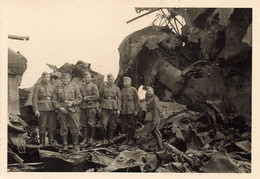 Petite Photographie De Soldats Allemands Sur L'epave D'un Bateau échoué - épave - 10x7 Cm - Dunkerque - Krieg, Militär