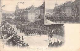 CPA France - Vosges - Saint Dié - Rue Thiers - Revue Du 14 Juillet - Militaire - Oblitérée 1905 Haute Marne Et Vosges - Saint Die