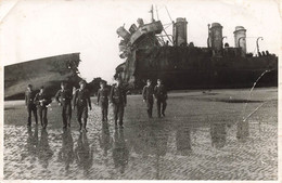 Photographie De Soldats Allemands Devant L'epave D'un Bateau échoué - épave - 18x12cm - Dunkerque - Krieg, Militär