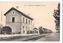 CPA 86 Monts Sur Guesnes La Gare Et Le Train - Monts Sur Guesnes