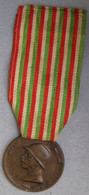 Médaille Italienne 1915 / 1918 Vittorio Emmanuel III Avec Signature Du Graveur S. Canevari - Italien