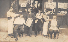 22-5293 : CARTE-PHOTO NON IDENTIFIEE. LE COIFFEUR LE BARBIER DEVANT LE MARCHAND DE JOURNAUX. PRESSE. L'INTRANSIGEANT - Artisanat