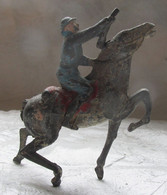 Figurines 1945-1951 Quiralu Cavalier Soldat Poilus 1er Guerre, Petits Manque Bout Du Fusil Et Queue Du Cheval - Quiralu