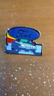 Pin's Logo Ford Avec Escort Bleue - Ford