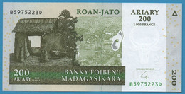 MADAGASCAR 200 ARIARY / 1000 FRANCS 2004 # B5975223D P# 87b Queen's Summer Palace - Madagascar