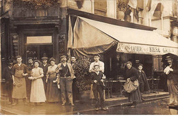 75 - N°83360 - PARIS - Groupe De Personnes Devant Un Café - Commerce, Métier - Carte Photo - Cafés, Hotels, Restaurants