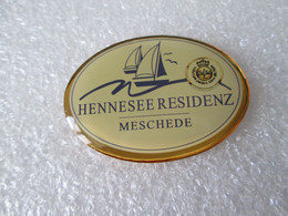 PIN'S    BIÈRE  WARSTEINER   HENNESEE  RESIDENZ  BATEAU - Bière