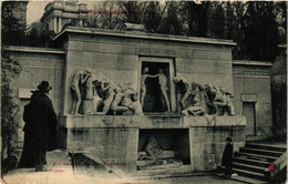 CPA PARIS 20e Le Monument "Aux Morts" (254659) - Statues