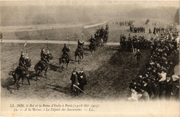 CPA PARIS Le Roi Et La Reine D'Italie A La Revue. Départ Des Souvenirs (305358) - Recepciones