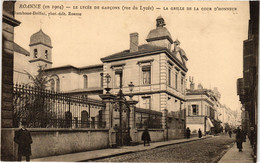 CPA ROANNE Le Lycée De Garcons-La Grille De La Cour D'Honneur (338735) - Roanne