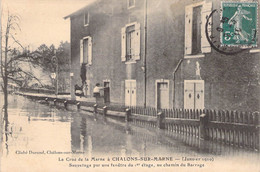 CPA France - Marne - La Crue De La Marne à Châlons Sur Marne - Sauvetage Par Une Fenêtre Du 1er étage - Oblitérée 1910 - Camp De Châlons - Mourmelon