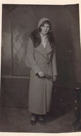 CPA Mode - Photographie D'une Femme Portant Un Long Manteau Et Un Bonnet - Cheveux Longs - Mode