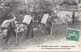 Frontière Franco-Suisse - Contrebandiers En Marche Dans La Montagbe - Aduana