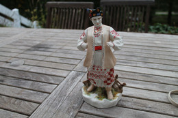 Superbe Sujet De Femme Ukrainienne En Porcelaine Ou Faience - Sonstige & Ohne Zuordnung