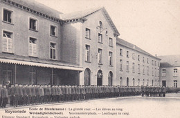 Ruysselede  Ruiselede   Ecole De Bienfaisance  La Grande Cour  Les élèves Au Rang - Ruiselede