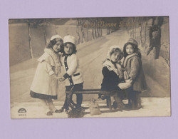 XA1175 JEUNE FILLE  FILLETTE , ENFANT, GIRL , FAMOUS GRETE REINWALD ON SLEDGE WITH FRIENDS IN THE SNOW - Portraits