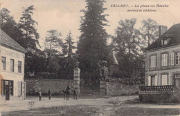 CPA FRANCE - 89 - VALLERY - La Place Du Marché Davant Le Château - Collection PR - S - Sens