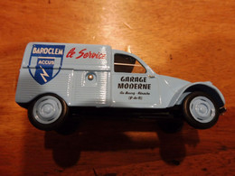 Modèle Réduit 1/43e  CITROËN 2CV  à L'enseigne Du Service De BAROCLEM Accus   "Garage Moderne Du Puy De Dôme ) - Otros & Sin Clasificación