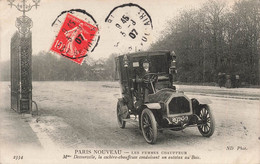 CPA Paris Nouveau - Les Femmes Chauffeurs - Mme Decourcelle La Cochere Chauffeuse Conduisant Un Autolax Au Bois - Straßenhandel Und Kleingewerbe