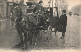 CPA Paris Nouveau - Les Femmes Cochers - Mme Charnier - Premiers Clients - - Artesanos De Páris