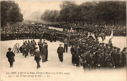 CPA PARIS LL.MM. Le Roi Et La Reine D'Italie. La Troupe (563000) - Recepciones