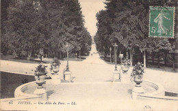 CPA France - Vosges - Vittel - Une Allée Du Parc - L. L. - Oblitérée 1913 - Jardins - Pot De Fleurs - Animée - Contrexeville