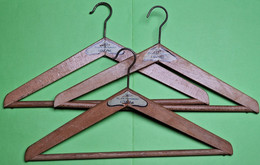 Lot 3 Anciens PORTE MANTEAUX En Bois - Double Support - Étiquettes Porte Vêtement IDEAL - Vers 1940 1950 - Sonstige & Ohne Zuordnung
