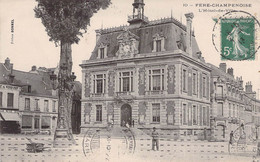 CPA France - 51 - FERE CHAMPENOISE - L'Hôtel De Ville - Commerces - Animée - Edition BONNEL - Fère-Champenoise