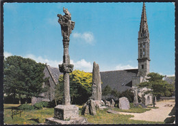 29 - Plozevet - Le Calvaire, Le Monument Aux Morts Et L'église Gothique - Plozevet