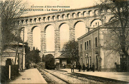 Roquefavour * Vue Sur La Gare Et L'aqueduc * Arrivée Du Train * Ligne Chemin De Fer - Roquefavour