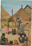 Afrique , Timbre  Niger : Femme  Pilant  , Scéne  Rustic - Niger