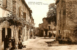 Berrias * Rue Place Du Centre Du Village * La Fontaine * Villageois * Cachet Militaire Au Dos - Autres & Non Classés