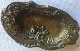 Vide Poche Ou Cendrier  Ancien  En Bronze  Doré  12 Cm  X 6.5 Cm X 2 Cm Décor Floral - Bronces