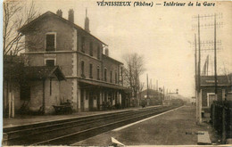 Vénissieux * Intérieur De La Gare * Ligne Chemin De Fer - Vénissieux