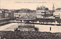 CPA - FRANCE - 55 - COMMERCY - La Place De L'Hôtel De Ville Et La Caisse D'Epargne - Kiosque - Commercy