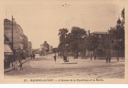 Delcampe - MAISONS-ALFORT - VAL DE MARNE - (94)  -  CPA ANIMEE - AVENUE DE LA REPUBLIQUE.... - Maisons Alfort