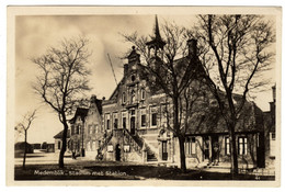 Medemblik - Stadhuis Met Station - Fotokaart - Uitg. Jac. De Vos, Medemblik - Medemblik