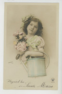 ENFANTS - LITTLE GIRL - MAEDCHEN - Jolie Carte Fantaisie Fillette Avec Arrosoir Et Fleurs "Aujourd'hui SAINTE MARIE " - Prénoms