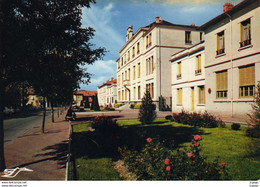 VAULX-EN-VELIN  La Mairie, L'école De Filles Et La Poste. Très Bon état - Vaux-en-Velin