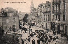 Brive-la-Gaillarde - Avenue De La Gare, Défilé De La Clique En Musique Devant La Pharmacie - Carte Nogret Animée - Brive La Gaillarde