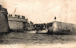 N°100061 -cpa Embarquement Des Forçats à La Citadelle De St Martin De Ré - Bagne & Bagnards