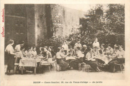 Dijon * Cours Familiale , 19 Rue Du Vieux Collège * Au Jardin * Auberge Restaurant - Dijon